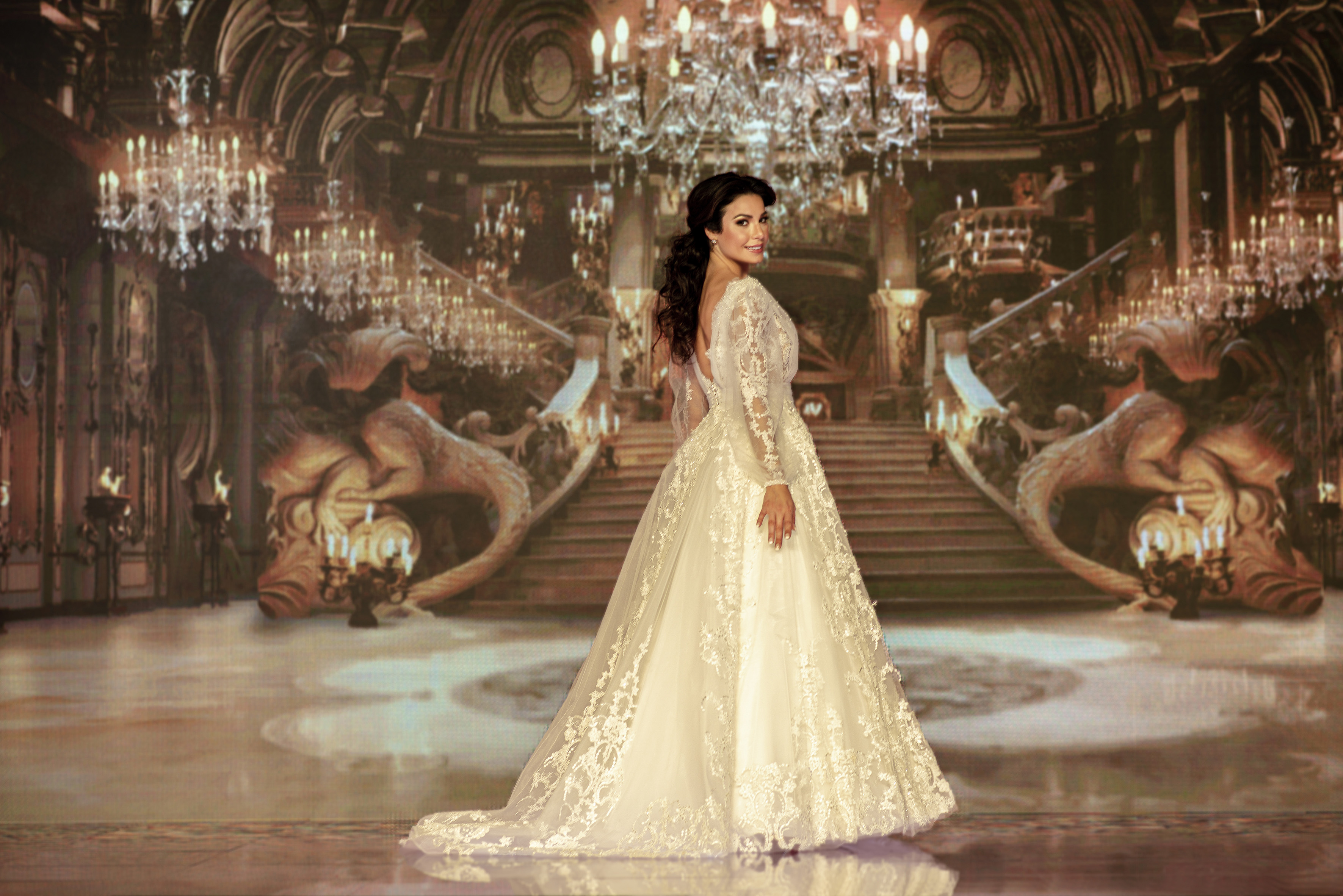 colecao-vestido-noiva-disney-bela- Julia Gama com vestido inspirado na Bela. Ela está com o corpo de lado, olhando para a câmera e sorrindo.