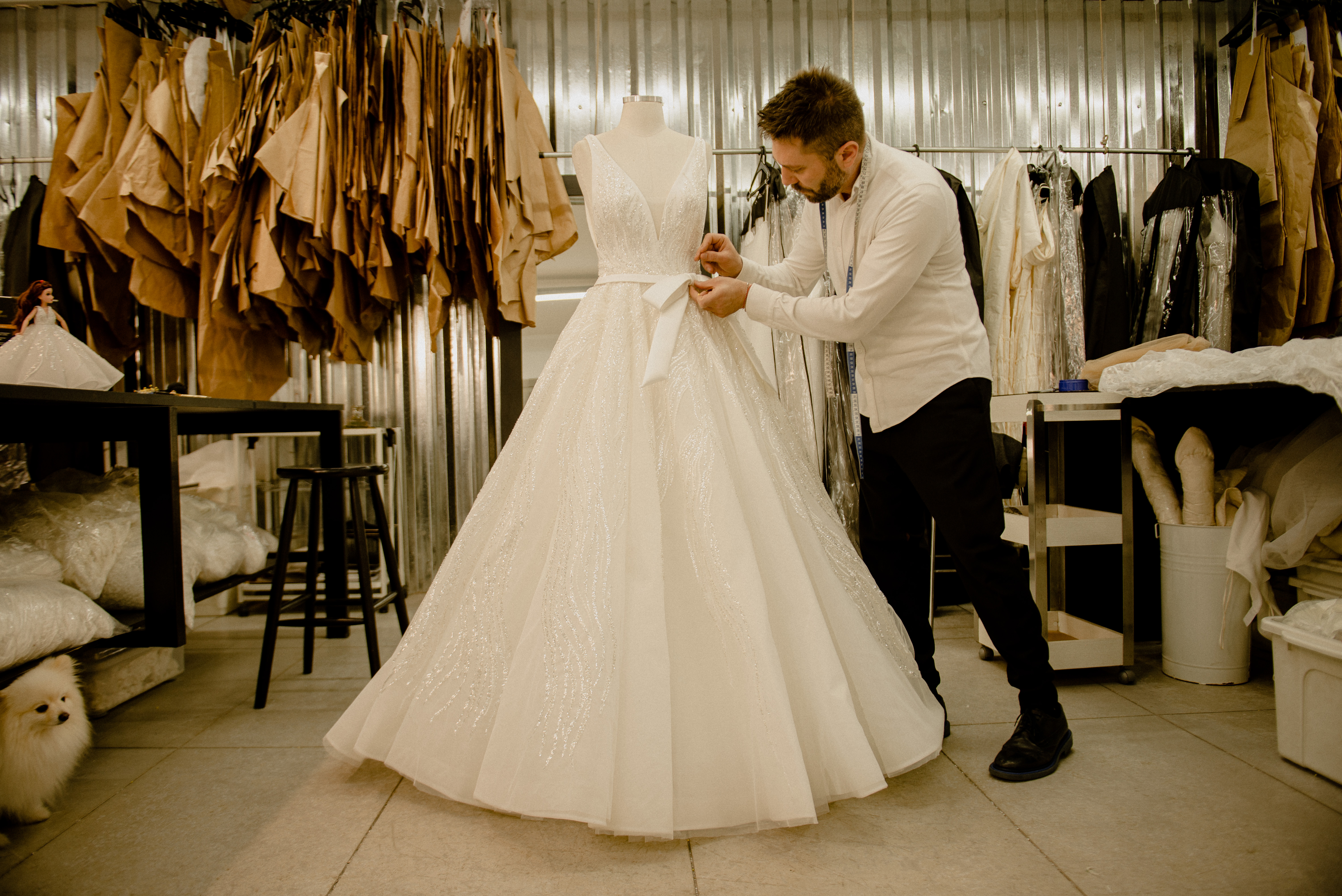 Lucas Anderi em seu ateliê fazendo um dos vestidos de noiva inspirados nas princesas da Disney