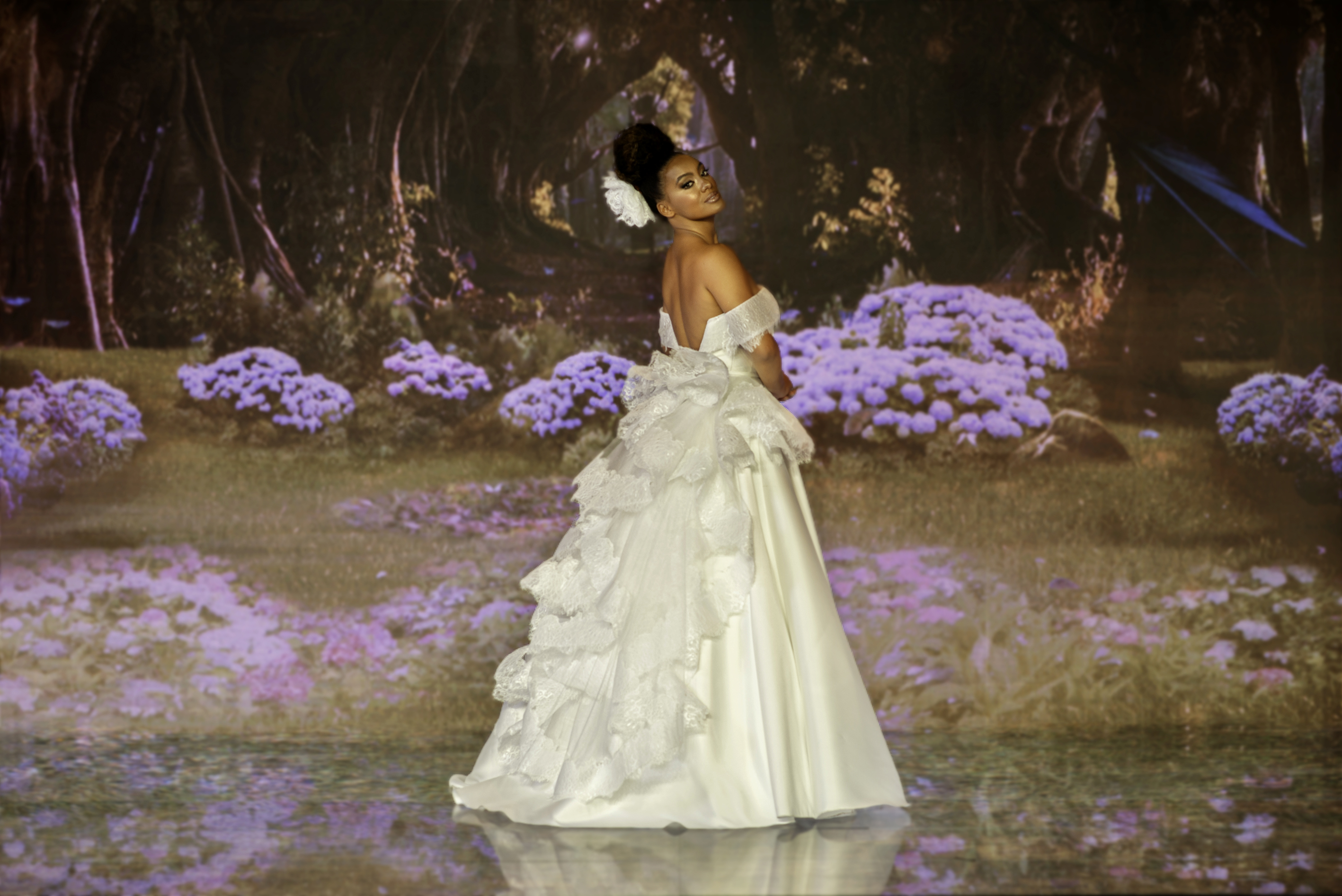 colecao-vestido-noiva-disney-tiana Raissa Santana com vestido inspirado na Tiana. Ela está de costas, olhando para o lado com expressão facial séria e cabeça inclinada para trás.