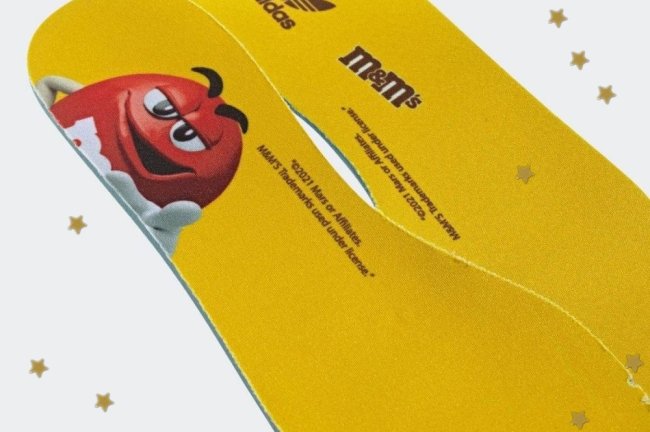 Detalhe da palminha amarela do tênis da Adidas em parceria com a marca M&M's.