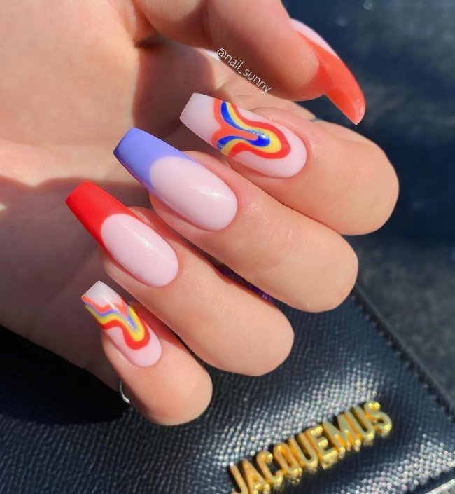 francesinha Foto com close nas unhas com esmaltes coloridos em diversas cores.