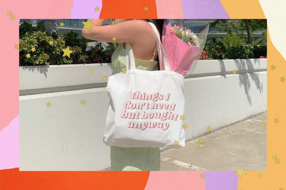 Montagem com a foto de um look com o fundo colorido nas cores rosa, lilás, vermelho e amarelo com detalhe de estrelinhas douradas. Na foto a mulher usa um vestido verde menta, ecobag com estampa rosa claro com um buquê de flores dentro e cabelo preso com uma piranha. Ela está de lado e com a mão esquerda no cabelo, não olha para a câmera e não sorri.