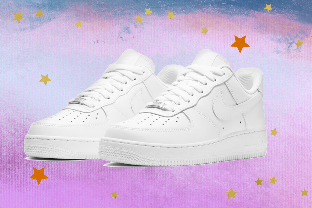 Montagem do tênis Nike Air Force 1 branco em fundo degradê de lilás e azul com estrelas douradas e laranjas