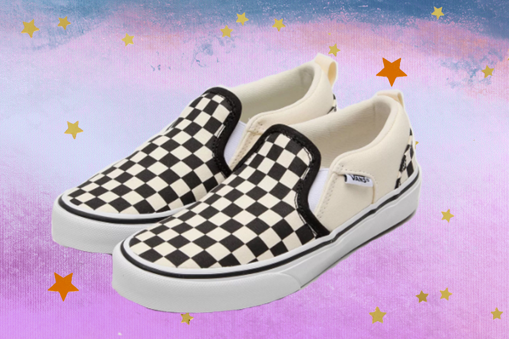 Montagem do tênis Vans slip-on xadrez preto e branco em fundo degradê de lilás e azul com estrelas douradas e laranjas