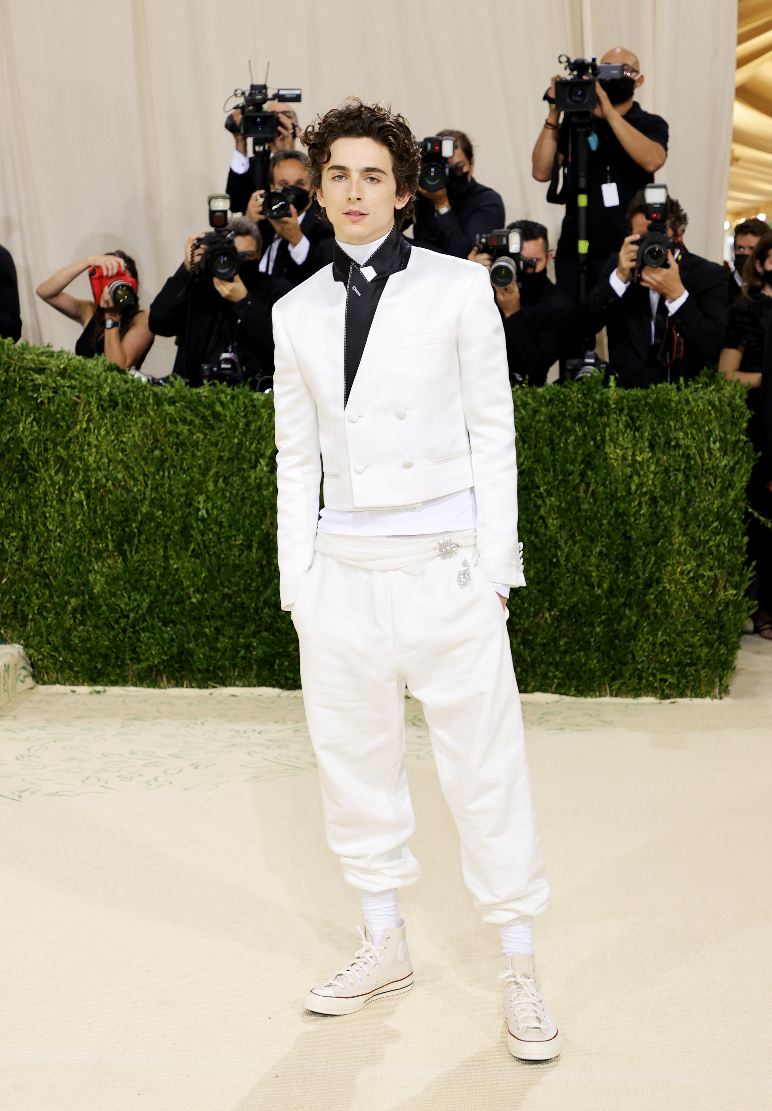 Timothée Chalamet todo de branco no MET Gala 2021