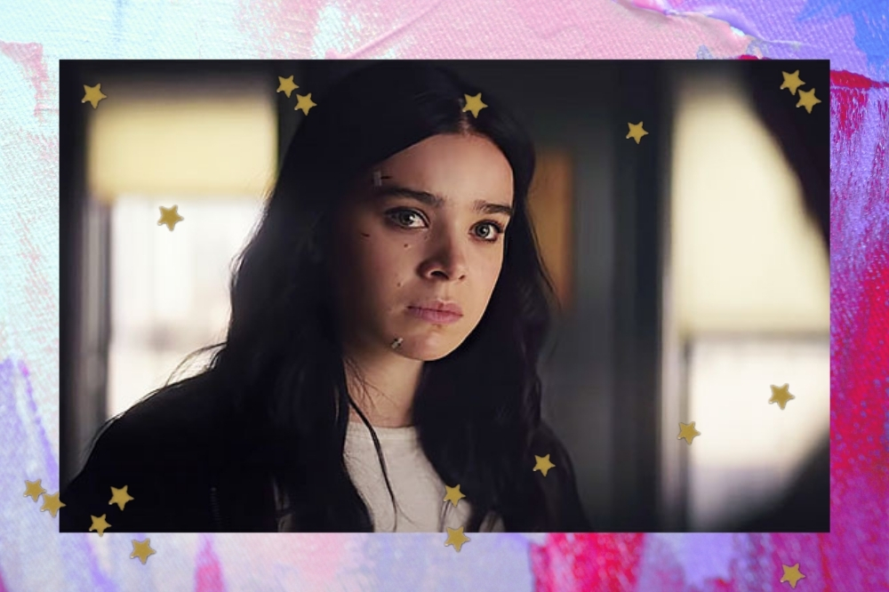 Hailee Steinfeld em Hawkeye como sua personagem Kate Bishop em print do trailer. Ela aparece com uma expressão preocupada.