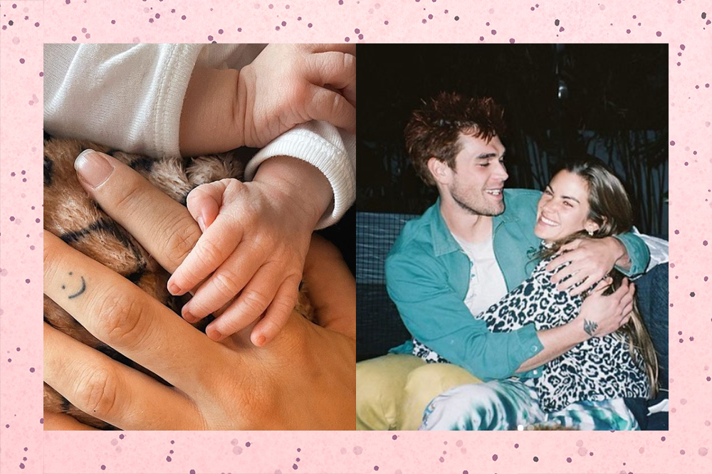 Foto de KJ Apa e Clara Berry rindo um pro outro, e da mão da Clara segunda a mãozinha do seu primeiro filho