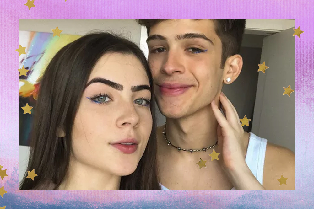 Jade Picon e João Guilherme em selfie; os dois estão sorrindo levemente e Jade está na frente do ator com uma das mãos encostada no pescoço dele; a margem é uma textura degradê de roxo com azul e estrelas amarelas decoram a imagem