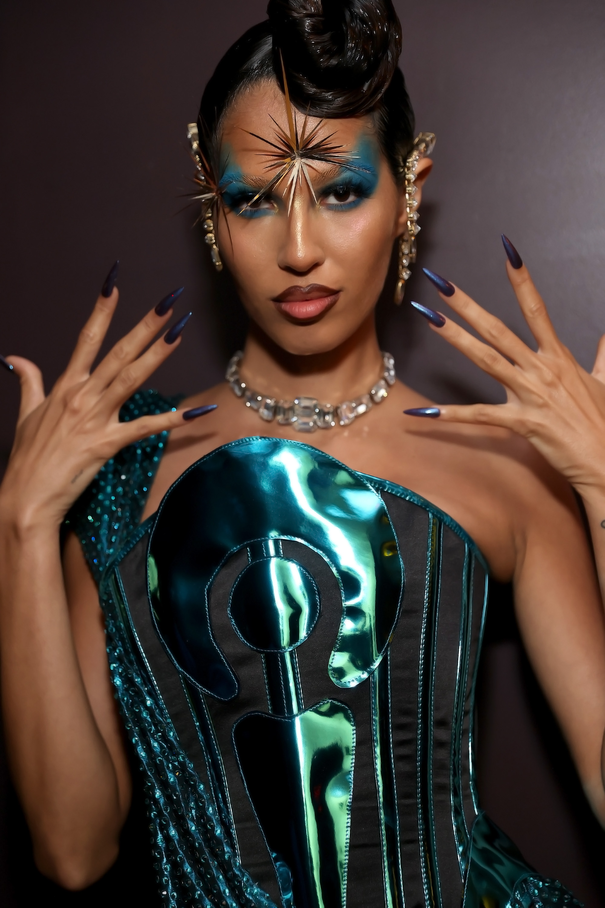 semana-moda-nova-york Modelo no desfile primavera-verão 2022 da The Blonds na semana de moda de Nova York, Ela está usando uma roupa cromática azul, mostrando as unhas azuis e expressão facial séria.