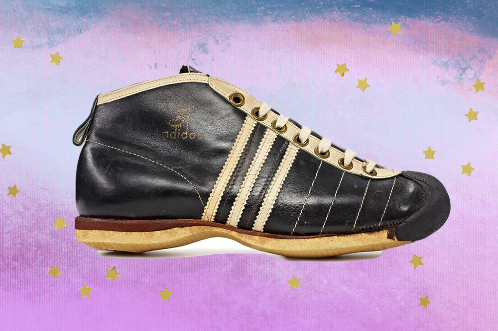 Montagem com tênis Samba, da Adidas, preto criado em 1949, em fundo com degradê de lilás e azul e estrelinhas douradas.