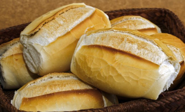 Foto de uma cesta com pães franceses bem cascudinhos