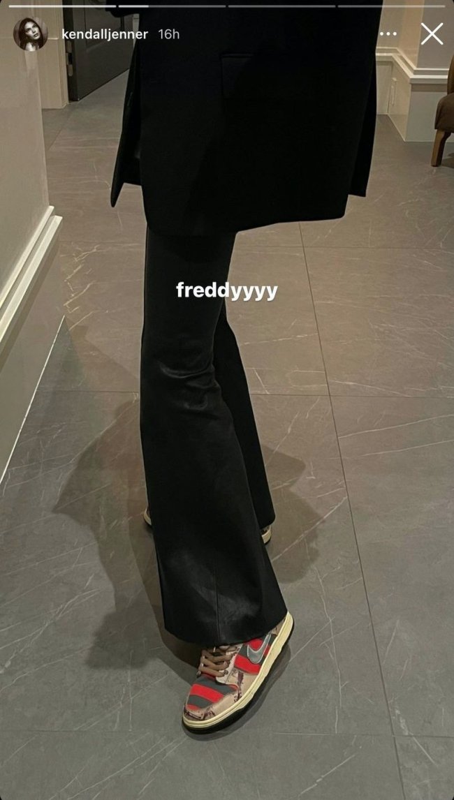 kendall-story Print do story do Instagram da Kendall Jenner. A foto mostra a roupa dela, ela usa um casaco preto, calça preta e tênis da Nike inspirado no Freddy Krueger.