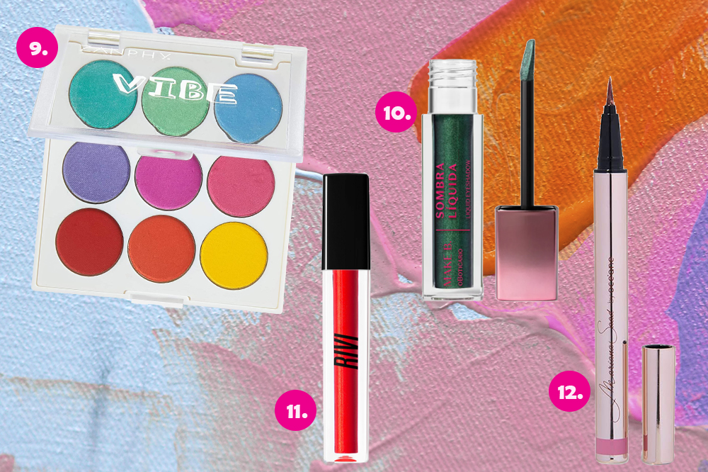 Montagem com quatro produtos de maquiagem em fundo colorido azul, rosa e laranja. Uma paleta de sombras, uma sombra líquida verde, um gloss vermelho e um delineador rosa.