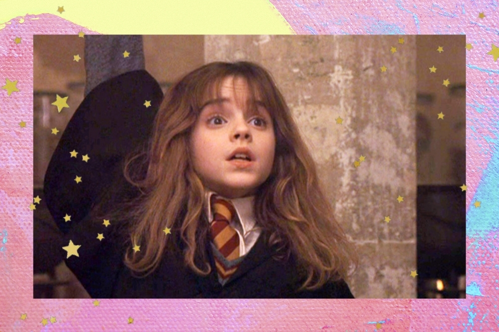 Montagem com o fundo rosa e azul com detalhe de estrelinhas douradas com a foto da Hermione da saga Harry Potter. Ela está olhando para a frente na sala de aula e com a mão levantada para responder uma pergunta.