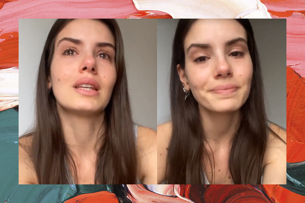 Montagem com duas capturas de tela do desabafo de Camila Queiroz nos Stories; na primeira ela está olhando para cima com lágrimas nos olhos enquanto fala, na segunda ela está olhando para câmera com expressão triste; ela está com o cabelo solto e divido ao meio; a margem é uma textura de tintas nas cores rosa, branco, verde e vermelho