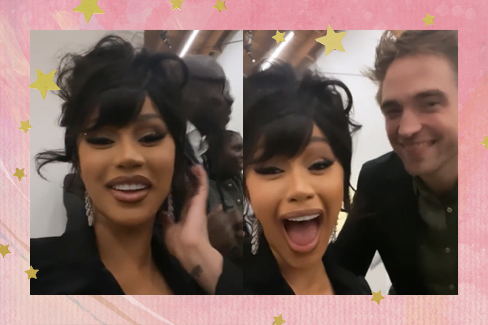 Montagem com duas fotos; na primeira, Cardi B está sorrindo e olhando para câmera com a mão próxima ao rosto, do lado da orelha; na segunda ela está ao lado de Robert Pattinson que mostra a língua e sorri enquanto a cantora está com a boca aberta rindo com a expressão de surpresa; a margem é uma textura de tons de rosa e branco; estrelas amarelas decoram a imagem