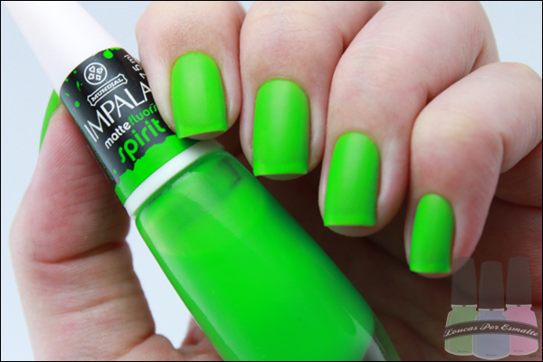 esmalte-verde-neon Foto de uma mão segurando um esmalte da marca Impala verde com as unhas verdes neon.