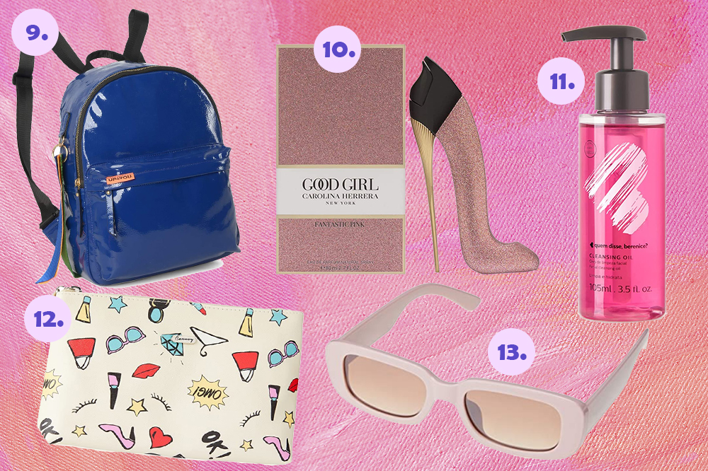 Produtos do esquenta Black Friday da Amazon. Mochila azul, perfume Carolina Herrera, sabonete líquido, nécessaire estampado e óculos de sol em fundo rosa