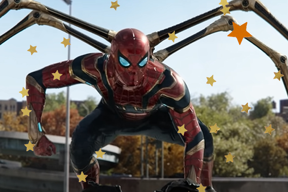 Imagem de Homem-Aranha: Sem Volta Para Casa com Tom Holland vestido no traje do herói com grandes pernas de aranha de metal saindo das costa; ele está em cima de um carro e ao fundo é possível ver o céu azul ensolarado e algumas árvores; estrelas amarelas e laranjas decoram a imagem