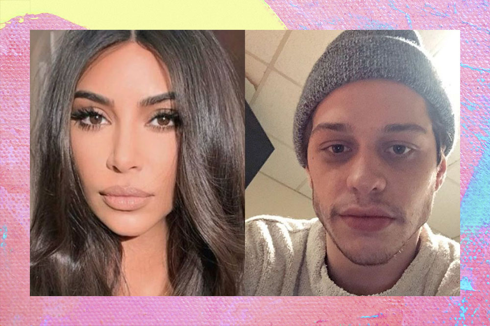 À esquerda, uma foto de Kim Kardashian, bem próxima de seu rosto, maquiagem leve e cabelos pretos. À direita, foto de Pete Davidson, com touca cinza e blusa bege.