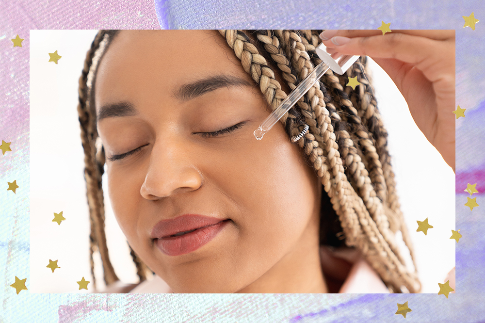 Montagem com foto de menina de olhos fechados aplicando um sérum facial no rosto em fundo lilás e rosa