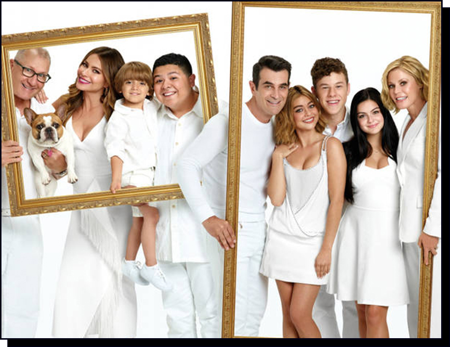 elenco de Modern Family. Todos estão vestidos de branco e posam dentro de uma moldura