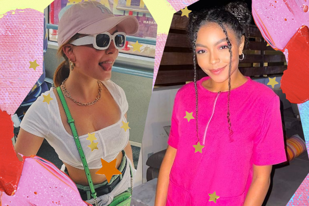 Montagem com foto da Larissa Manoela e Any Gabrielly em fundo rosa, amarelo e azul com estrelinhas douradas. À esquerda, Larissa está usando boné rosa, óculos de sol verdes, top cropped branco, calça jeans e bolsa verde e mostrando a língua. À direita, Anny está usando um vestido rosa com o cabelo preso em dois coques e franja com tranças.