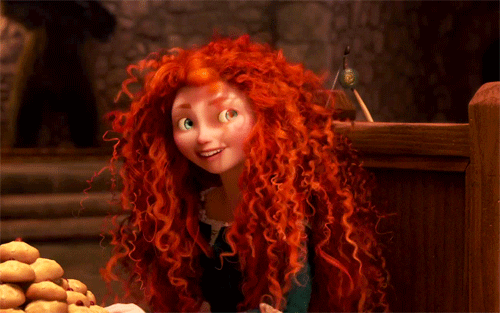 gif-cabelo-cacheado-valente Gif de uma cena do filme Valente. Nele a princesa Merida olha para a frente, faz uma careta engraçada e sorri.