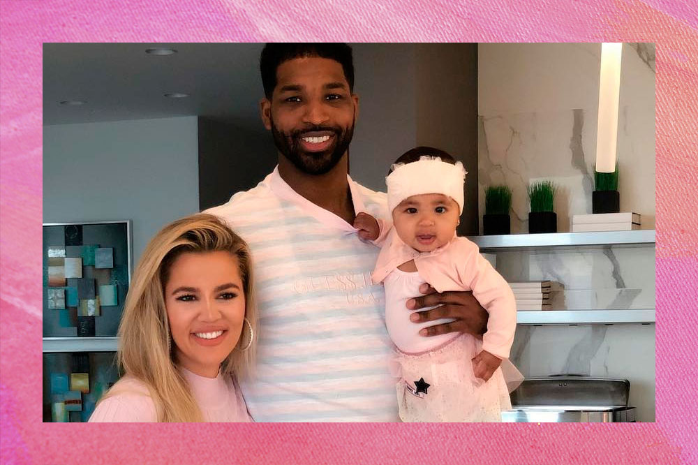 Os três estão posando para uma foto. Khloé está com uma blusa rosa e True também está com roupa rosa e faixa no cabelo. Tristan está com uma blusa branca listrada.