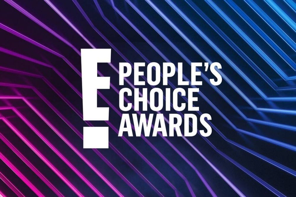 Logo do canal de TV E! junto do nome da premiação em branco. Fundo azul escuro com listras em rosa e roxo.
