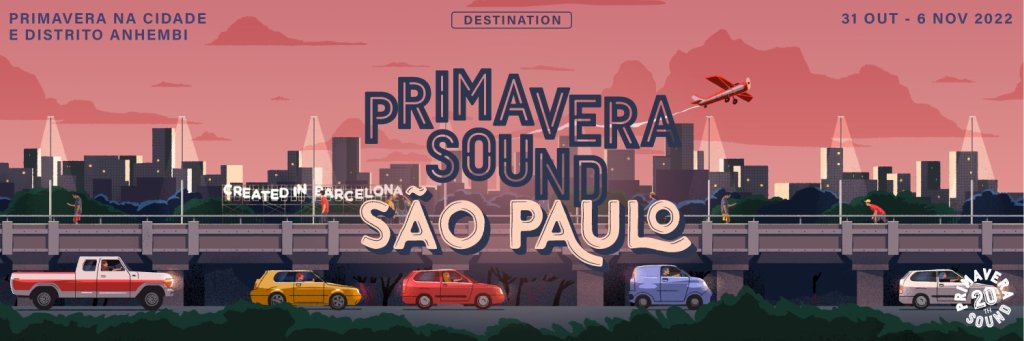 Logo do festival "Primavera Sound" escrito e letras garrafais em azul com "São Paulo" escrito na parte inferior em letras brancas com detalhes rosa; o fundo conta com o skyline da cidade em ilustrações e alguns carros em primeiro plano; um avião vermelho aparece voando no céu em tons de rosa na parte direita da imagem