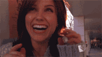 brooke feliz Gif da personagem Brooke Davis sorrindo e comemorando. Ela é branca, possui cabelos castanhos avermelhados e está com uma blusa de magas longas.