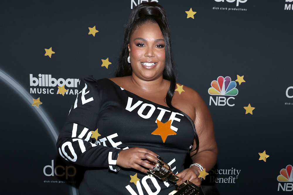 Lizzo usando vestido preto com escrito "Vote" no Billboard Music Awards