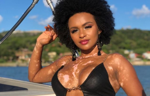Vídeo íntimo da Natália, do BBB22, é vazado nas redes: “Crime” Foto da Natália, do BBB22. Ela tem o cabelo black power, é negra, usa um biquíni preto e está olhando para a câmera, com cara de plena, dentro de um barco. Ela tem vitiligo.