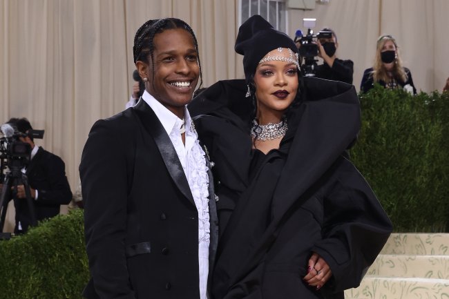 The 2021 Met Gala Celebrating In America: A Lexicon Of Fashion – Arrivals Rihanna and A$AP Rocky no Met Gala 2021; os dois usam roupas pretas e o rapper sorri abertamente enquanto a cantora está sorrindo levemente; os dois posam para foto no tapete vermelho