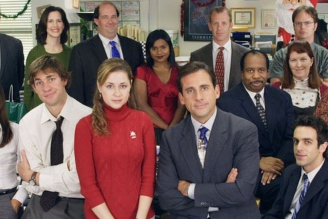 the-office Várias pessoas com terno e roupas sociais posando em um escritório.