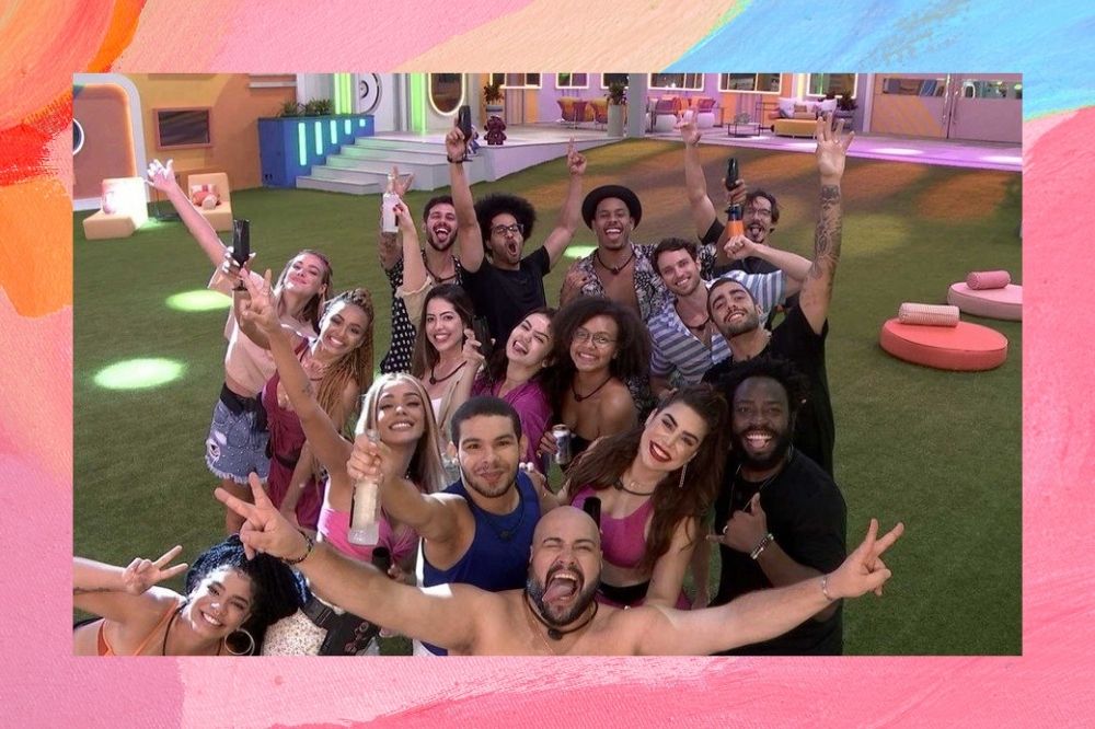 Elenco do BBB22 posando para foto no gramado.