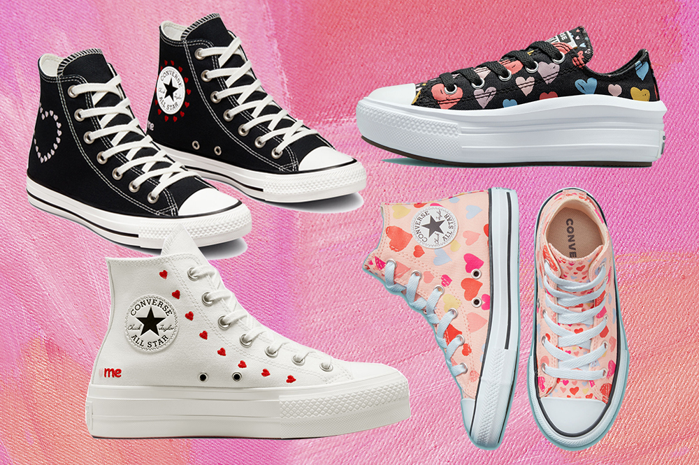 Quatro tênis da coleção de Valentine's Day da Converse em fundo rosa