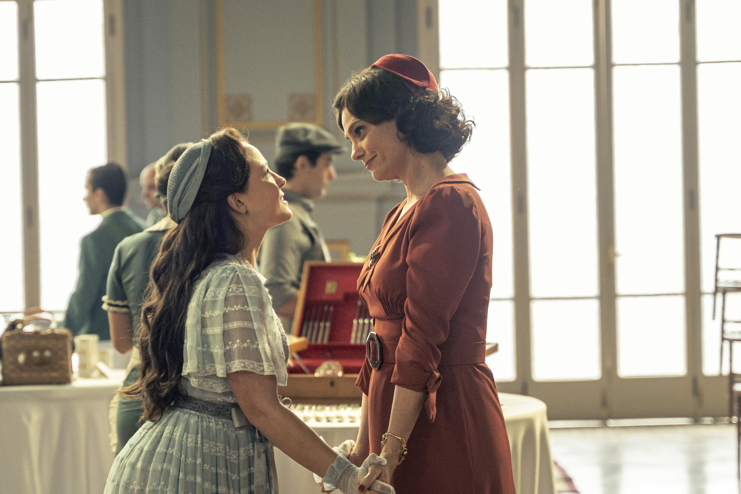 Alem da Ilusão Elisa (Larissa Manoela) conversa com Violeta (Malu Galli) em Além da Ilusão