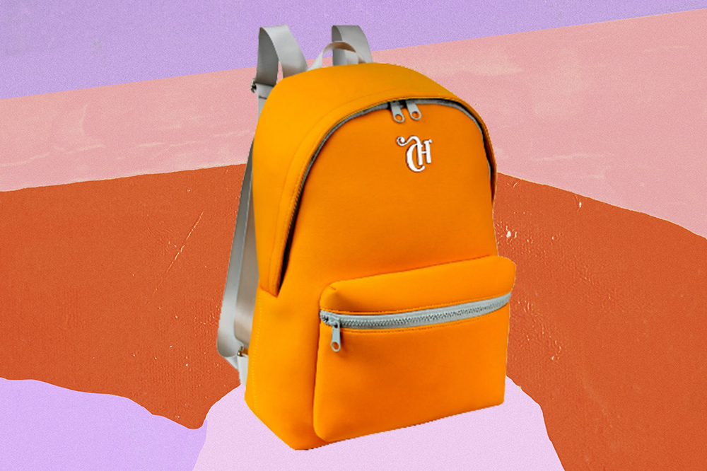 material-escolar-capricho-signo-touro Mochila neoprene amarela CAPRICHO para Sestini em fundo lilás, rosa e laranja