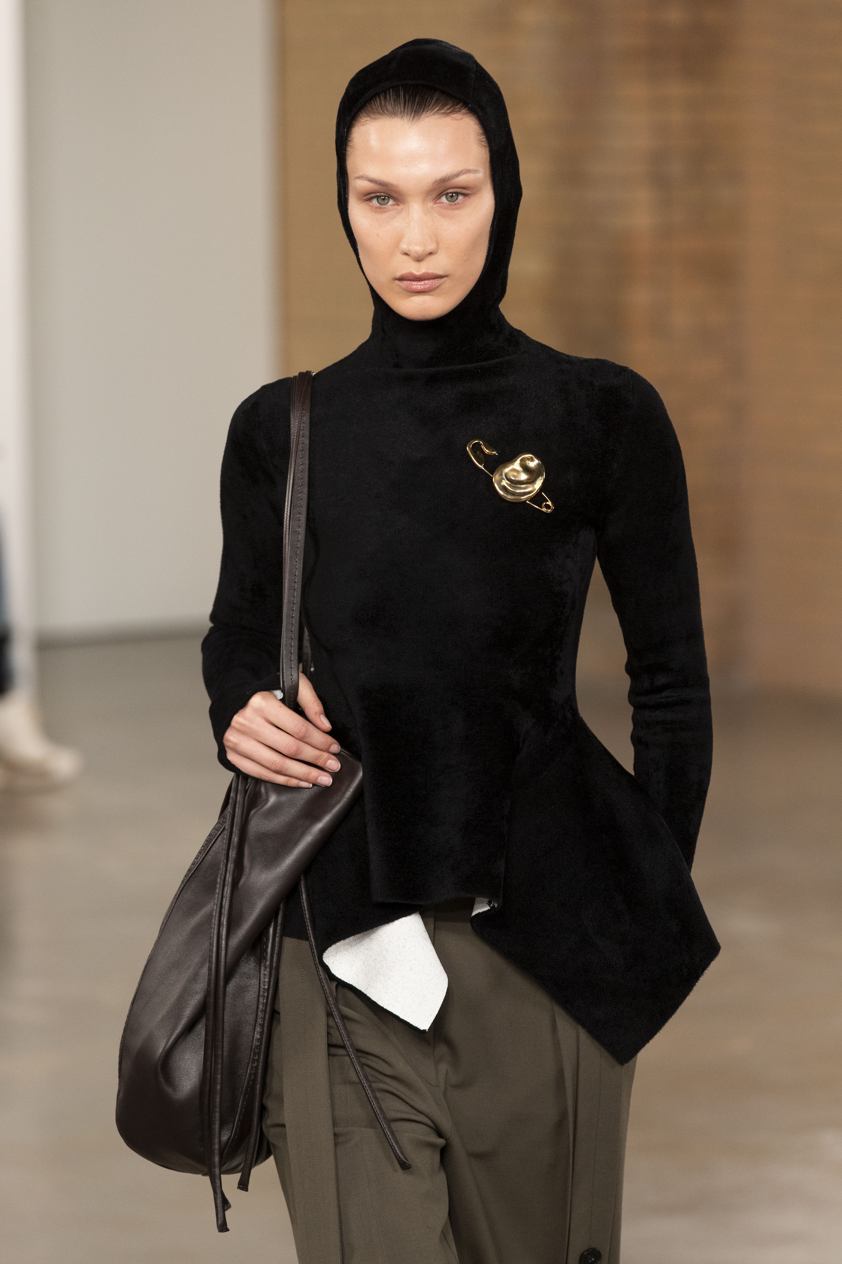 Bella Hadid usando balaclava preta no desfile da Proenza Schouler na semana de moda de Nova York