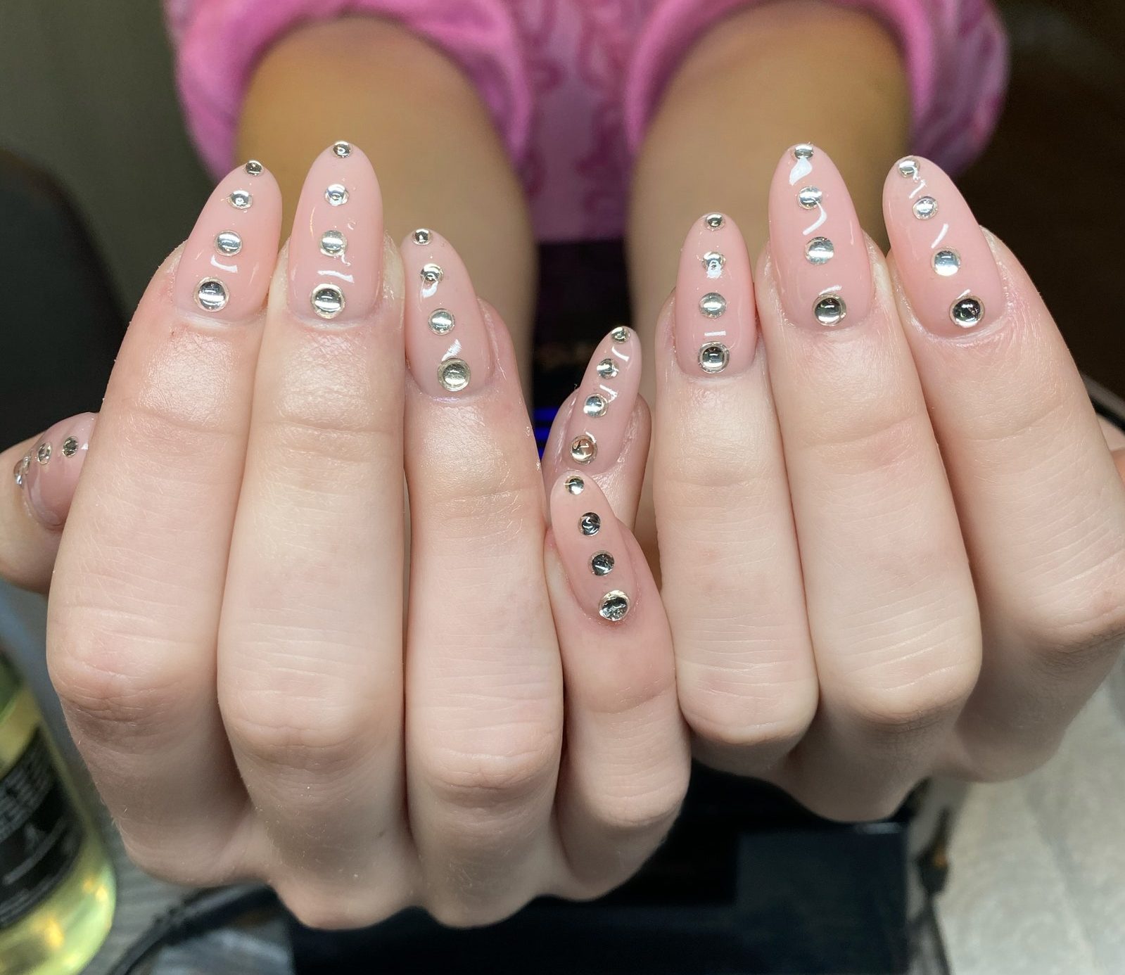 Unhas de Cassie em Euphoria com esmalte rosa claro e strass aplicados