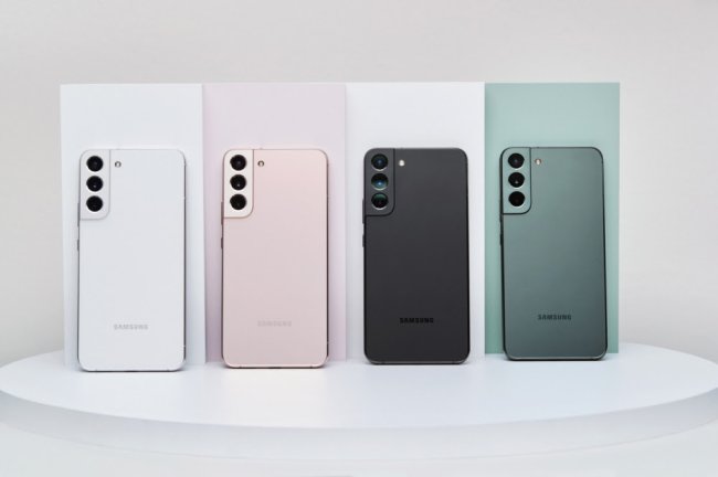 Fotos dos novos Galaxy S22, disponíveis nas cores branco, rosa, preto e verde