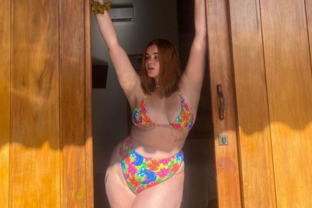 Barbie Ferreira de biquíni posando para foto.