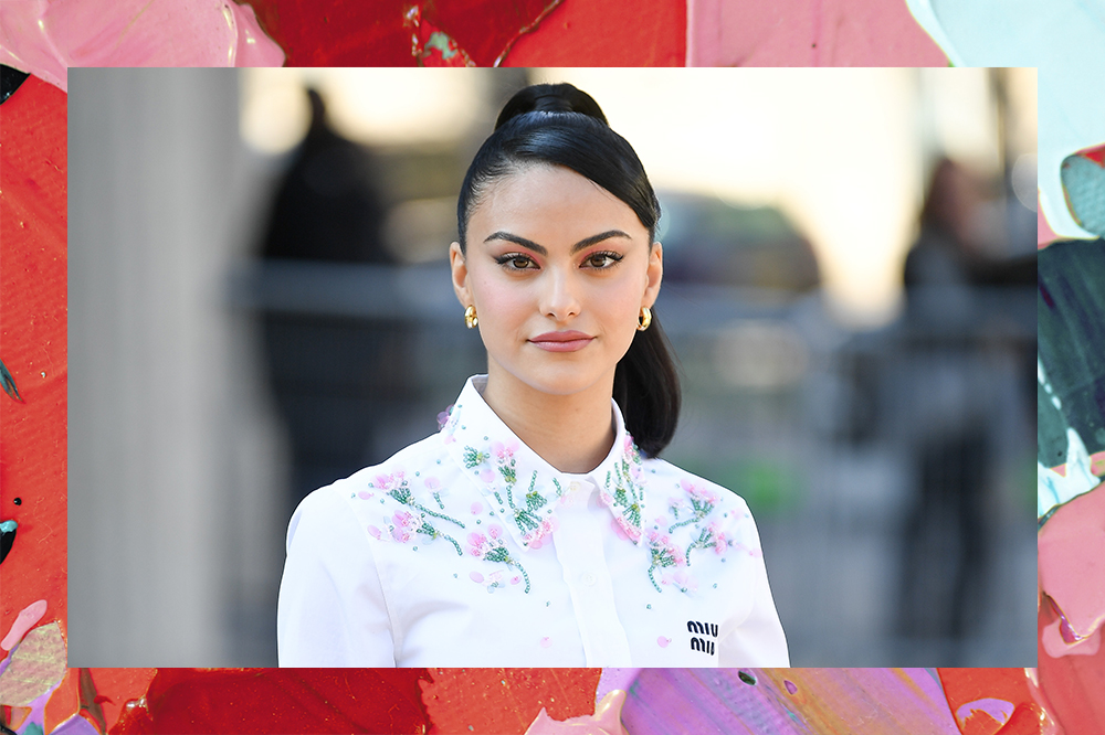 Camila Mendes na semana de moda de Paris