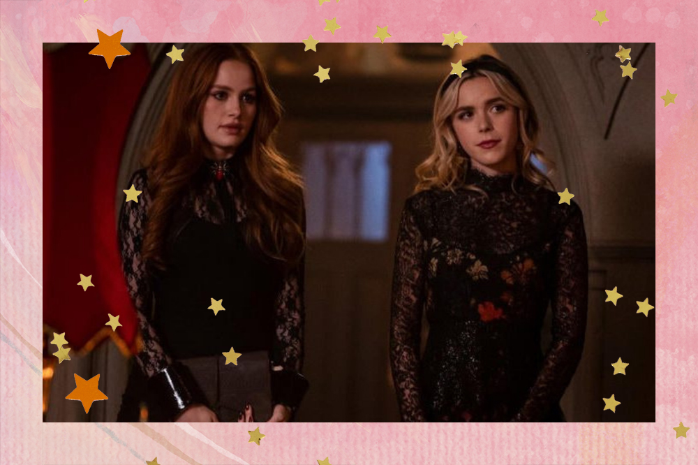 Cheryl Blossom e participação especial de Sabrina Spellman em Riverdale, elas estão olhando para frente com uma expressão apreensiva.