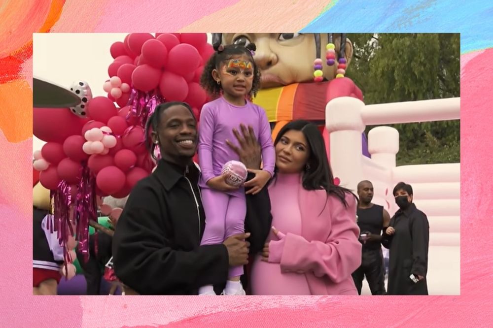 Kylie, Travis e Stormi posando para foto em festa de aniversário.