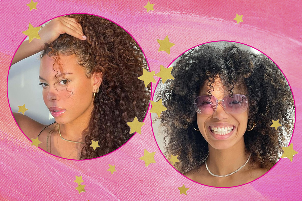 Montagem em fundo rosa com estrelinhas douradas de duas fotos em molduras circulars. À esquerda, garota de cabelo cacheado ruivo acobreado segurando o cabelo com uma das mãos na parte da frente. À direita, garota de cabelo crespo usando óculos escuros e sorrindo.