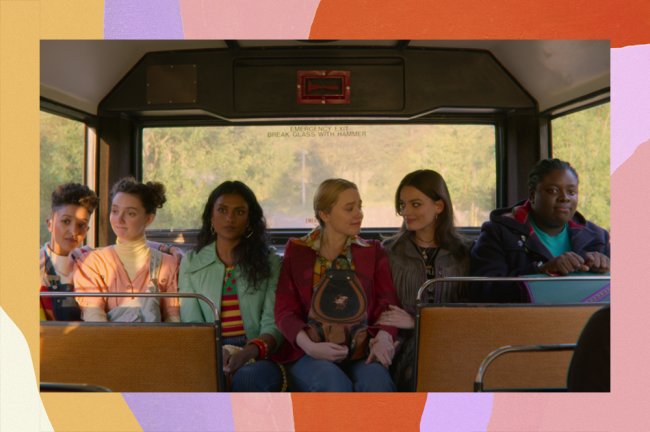 Pesquisa mostra que mulheres se sentem mais ameaçadas em lugares públicos As meninas de Sex Education reunidas na última fileira do ônibus, sentadas, fazendo companhia para a Amy