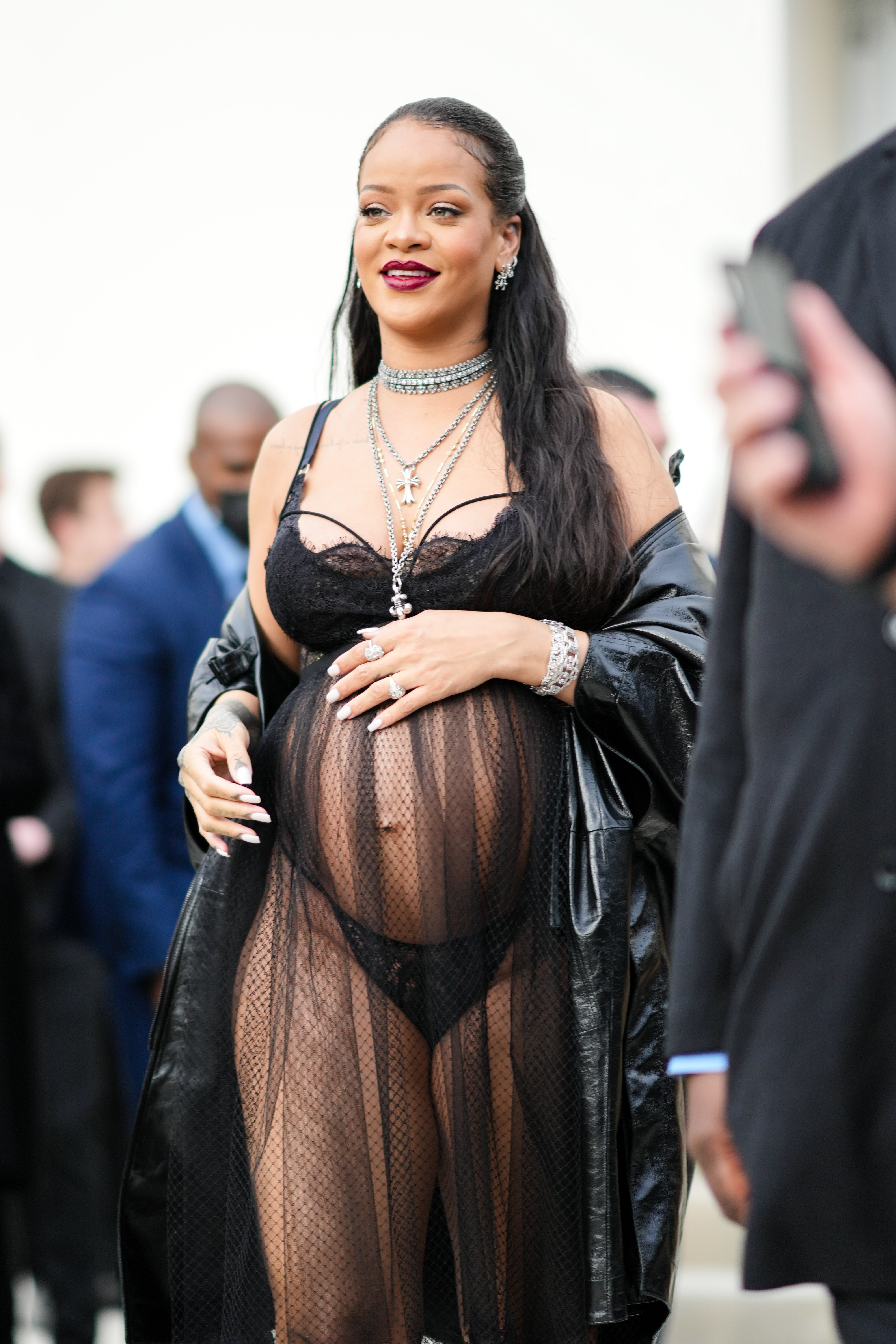 Celebrity Sightings : Day Two – Paris Fashion Week – Womenswear F/W 2022-2023 Rihanna usando vestido transparente com lingerie à mostra no desfile da Dior na semana de moda de Paris